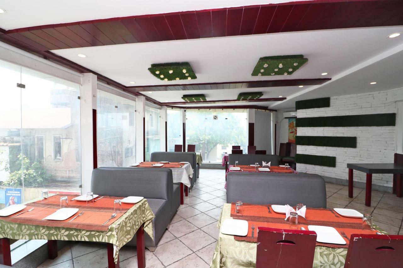 Oyo 1822 Hotel Ambassador Dehradun Exterior foto